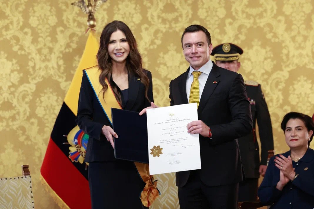 Ecuador condecora a Kristi Noem con la Orden Nacional al Mérito en grado de Gran Cruz